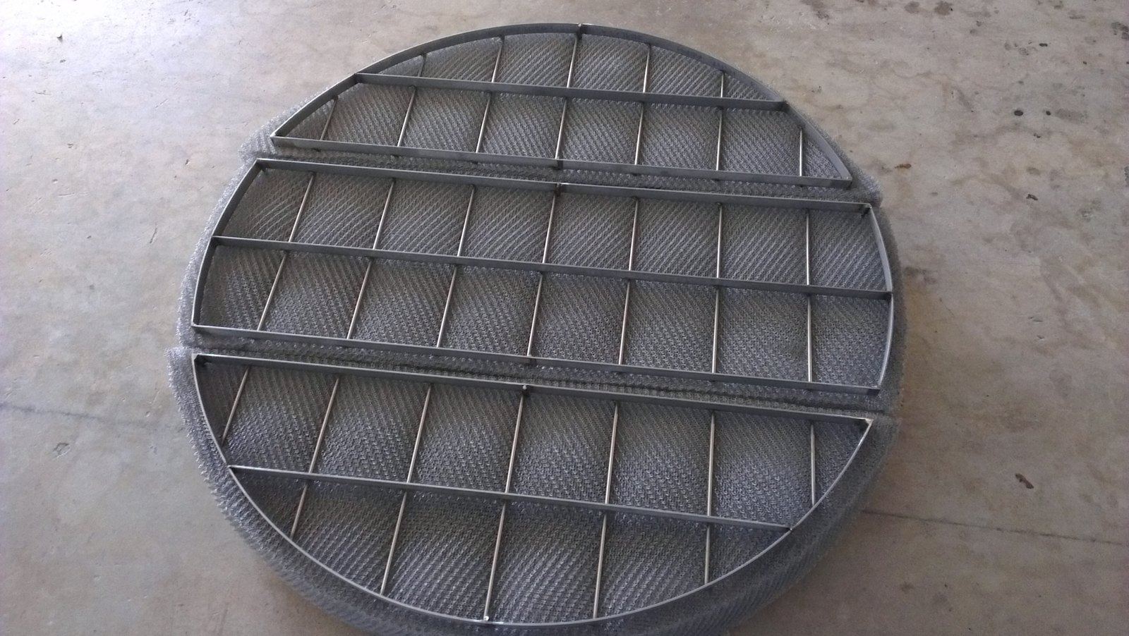 Knitted stainless steel wire mesh demister pad in a frame