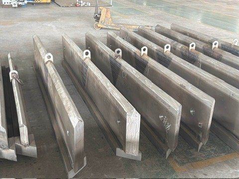 Trough liquid distributor for a packed column